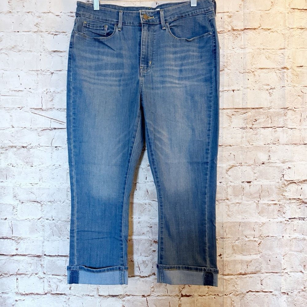 Levis mid rise Capri jeans